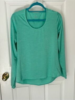Athleta Long Sleeve Scoop Neck Performance Top -